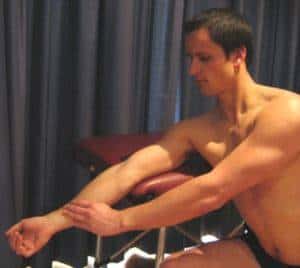 Exercício de alongamento para o cotovelo na Tendinite do bíceps distal